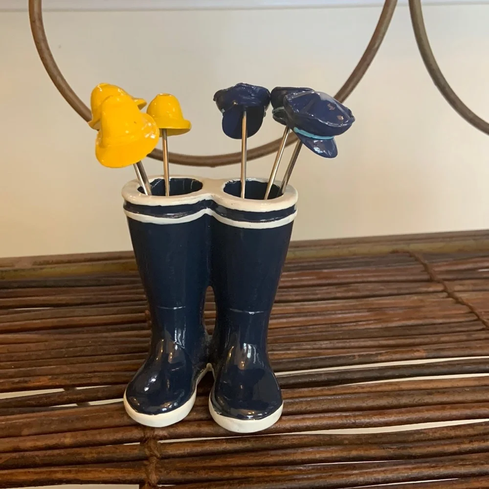 Fireman boots pick holder with dress hats and fireman‎ uniform hats on pick 6